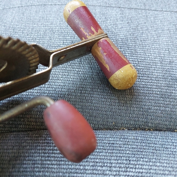 Antique Manual Mixer Red Handles Beater - Picture 4 of 4